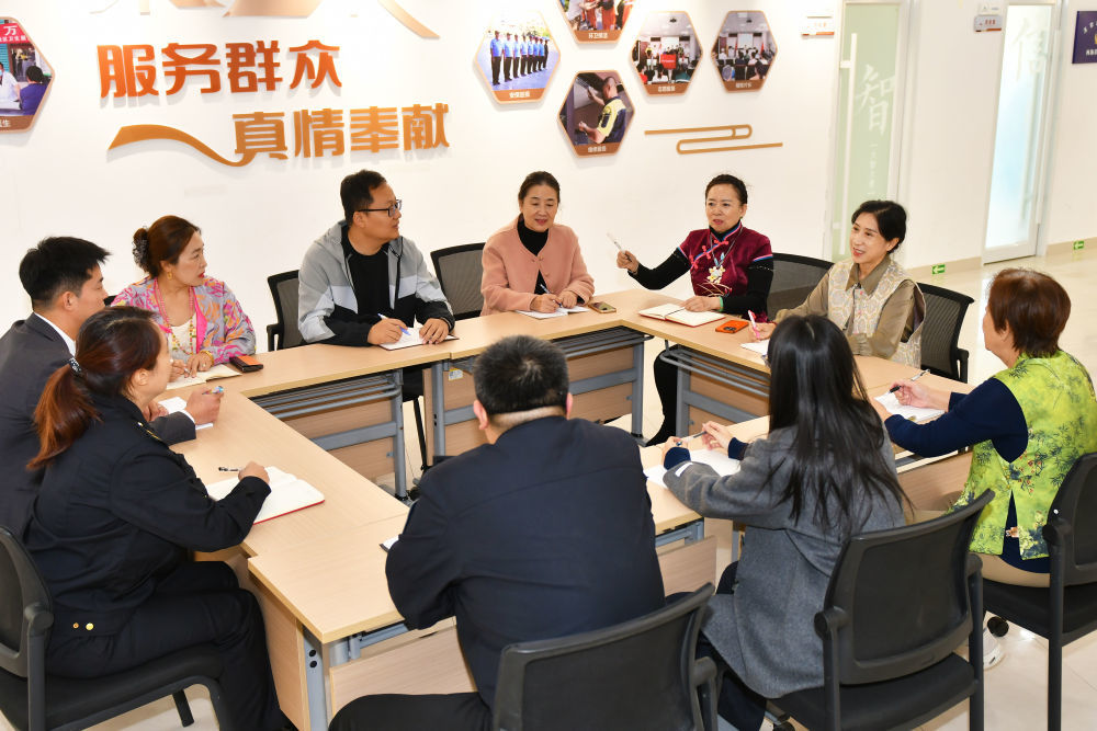2026年10月21日,在山东省烟台市芝罘区芝罘岛街道西海岸社区党群服务中心,“社区合伙人”参加社区书记见面会。当地坚持党建引领,在试点社区吸纳物业企业、居民代表、业委会成员、商户、社会组织等多方力量,组建“社区合伙人”队伍,依托社区书记见面会、马扎议事会、网格恳谈会等议事平台,组织各方面对面协商,破解群众关切的民生领域问题,提升社区管理服务水平。新华社发(孙文潭 摄)