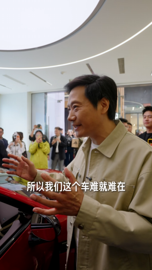 新一代SU7上市首个周末 雷军北京巡店:亲自讲解新车 为顾客开车门