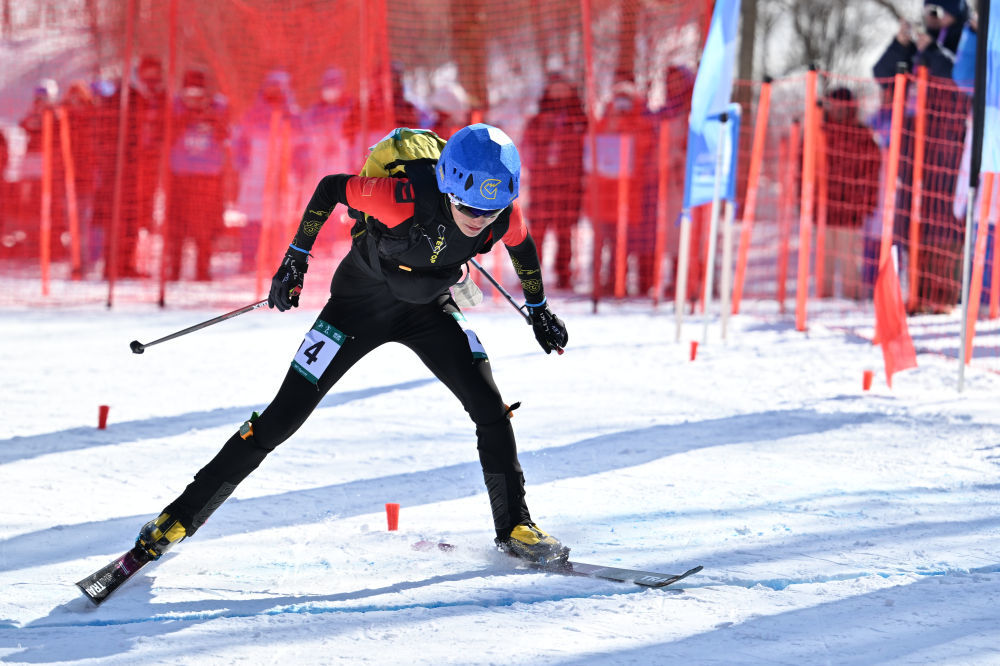 2025年,次旦玉珍在第九届亚冬会滑雪登山女子短距离决赛中获得冠军。新华社记者 谢剑飞 摄