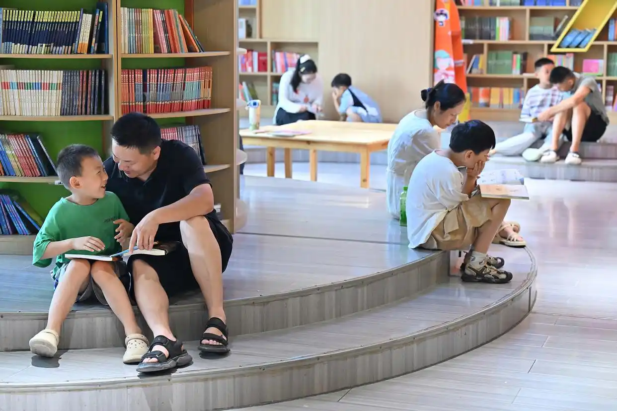 △2026年7月4日，小朋友在河南商丘市新华书店阅读。