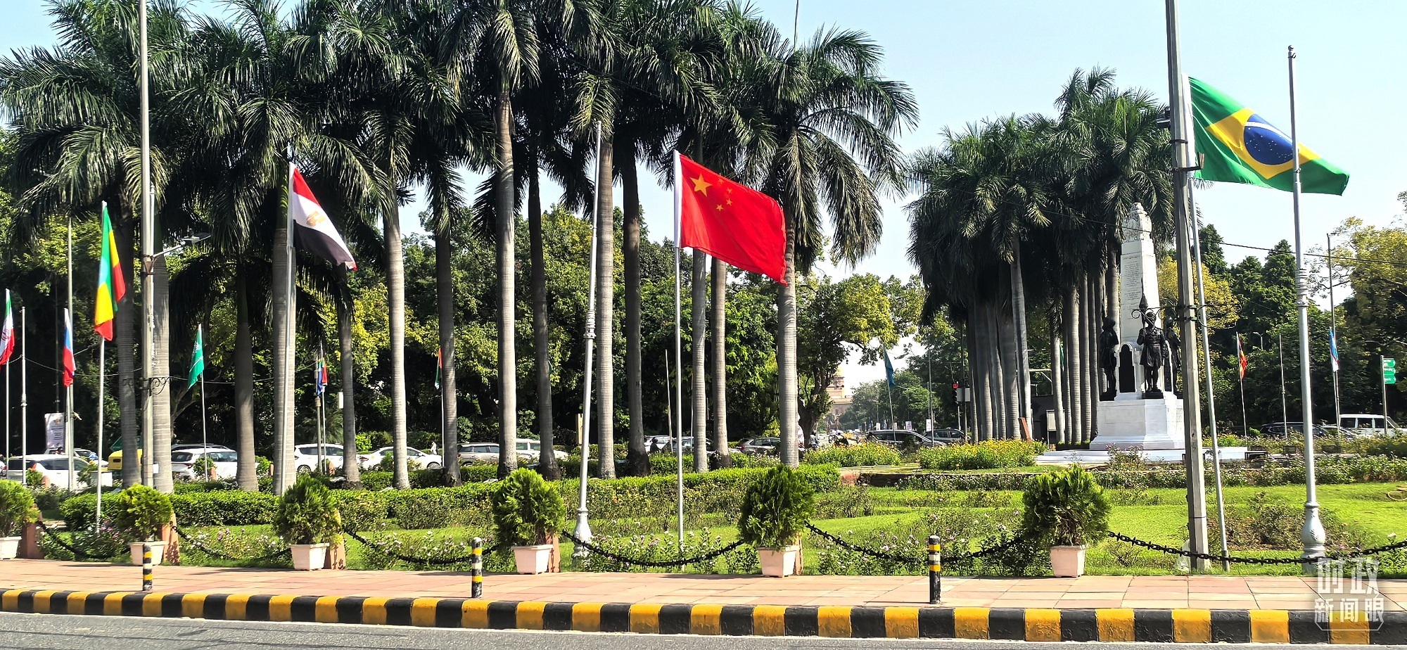 △新德里街头悬挂的“金砖大家庭”旗帜。(总台央视记者范凯拍摄)