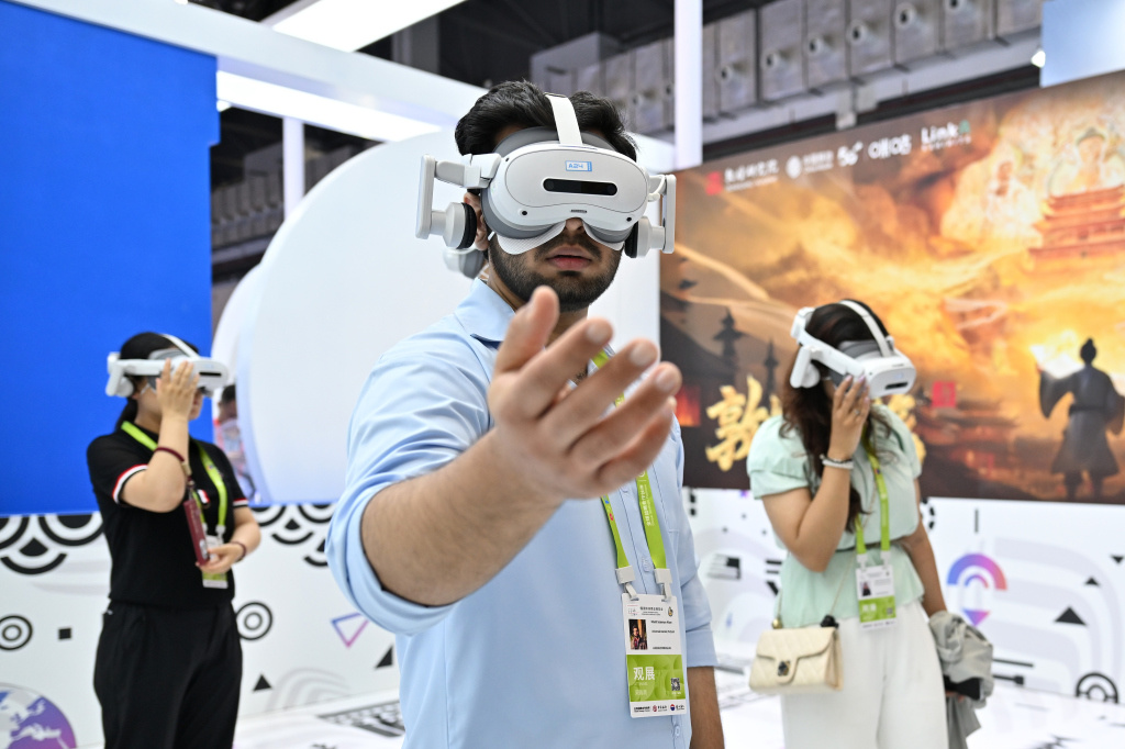 4��13�գ��ι����ں��Ͼٰ�ĵ������������ֳ�����һ��VR�豸�� �»���ͼ