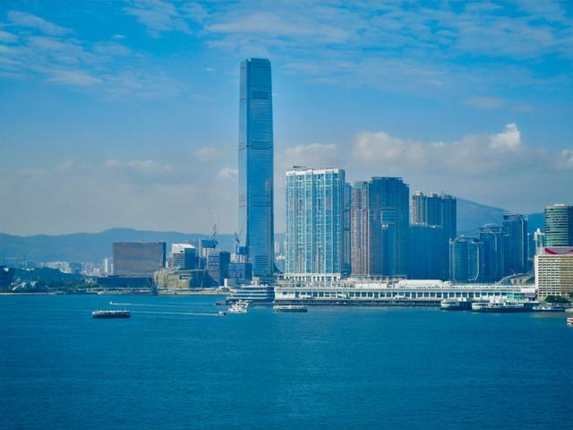 三大政策标的旨在与国度“十五五”贪图主动对接尊龙体育网，展现了香港清闲国际金融中心肠位的了了愿景，被合计是一套存量作念强上风、增量补皆短板、政策升级赛谈的“组合拳”