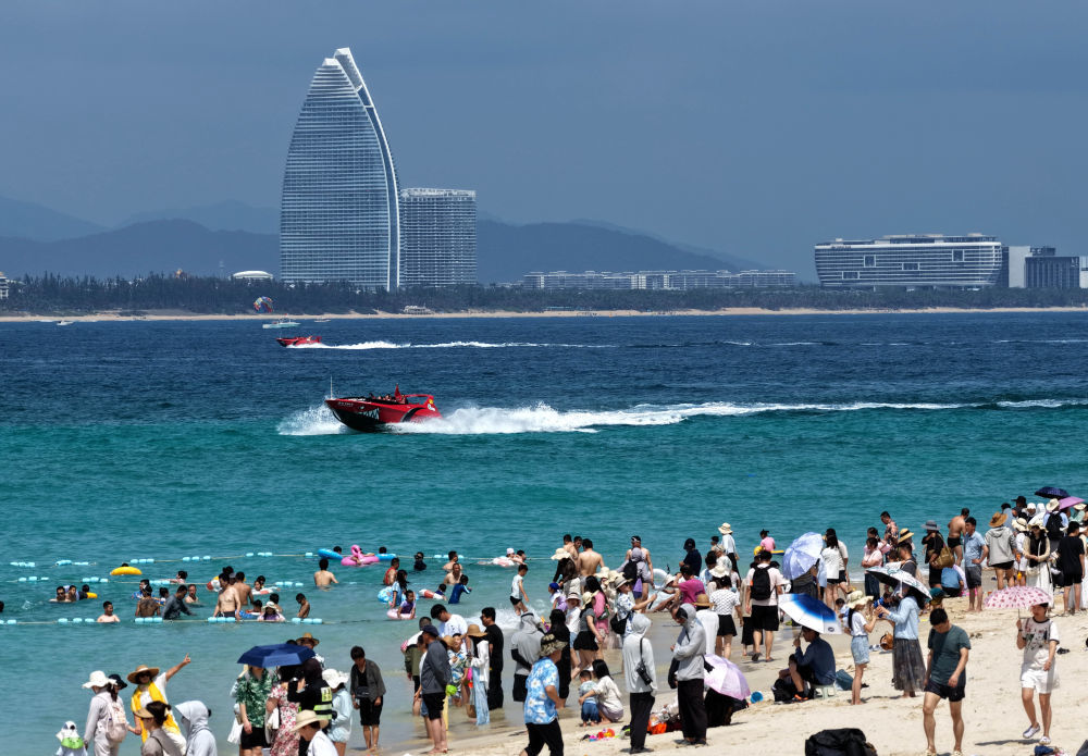2月22日，游客在海南省三亚市蜈支洲岛踏浪戏水（无人机照片）。新华社记者 赵颖全 摄
