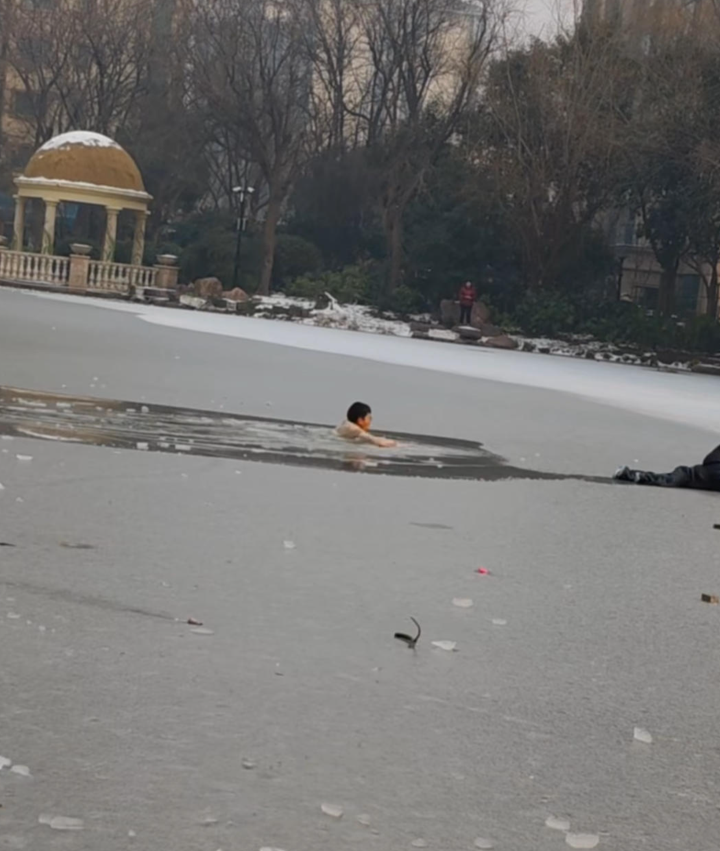 ▲救人现场视频截图