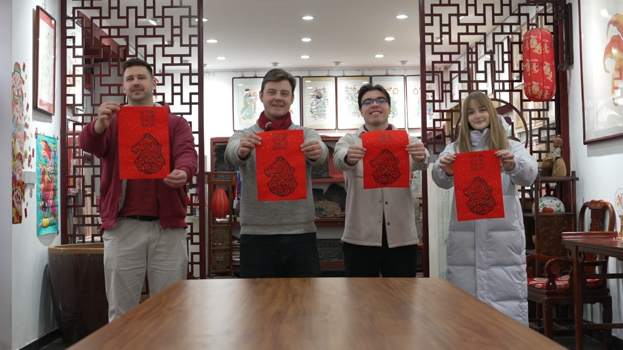 帝汉尼(左二)和匈牙利老乡们拓的年画