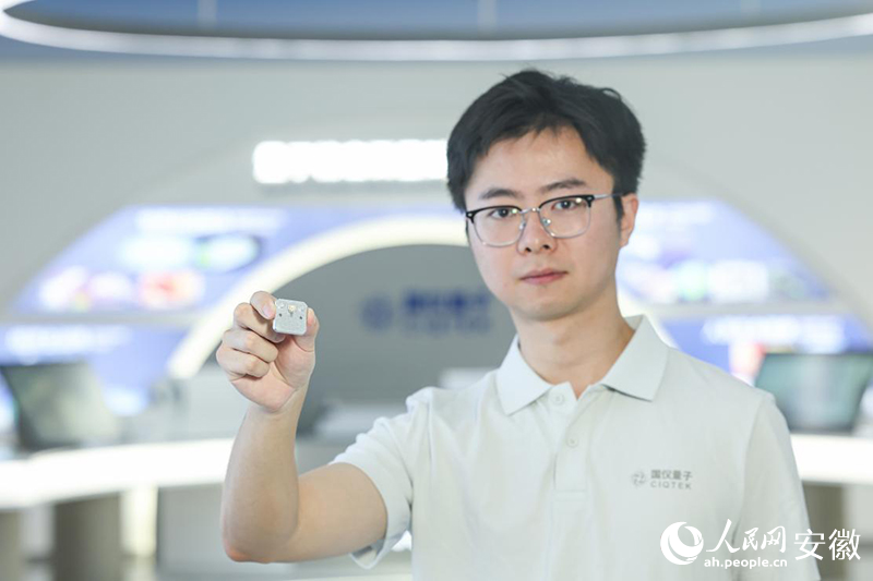 王逸轩和他参与研发的产品。人民网记者 张俊摄