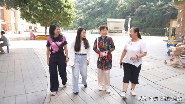 南明区小车河街道延都社区居委会副主任肖春琴(右一)同贵阳市人大代表王家芳(左一)、南明区民政局养老科工作人员孙菊(左二)慰问辖区老人