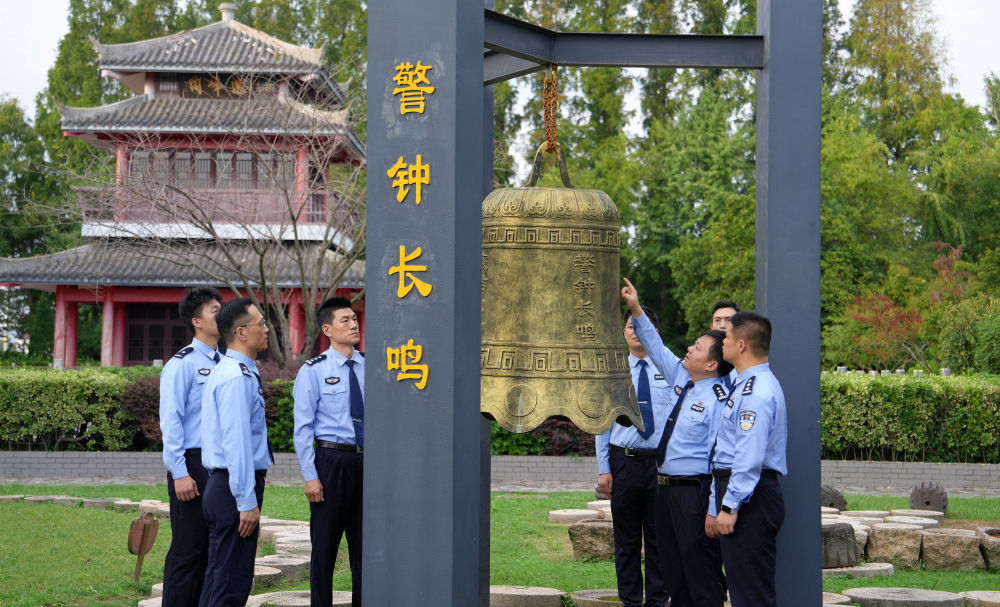 江苏省海安市公安局滨海新区派出所党员民警在一处廉政教育基地参观,接受警示教育(2026年9月29日摄)。新华社发(周强 摄)