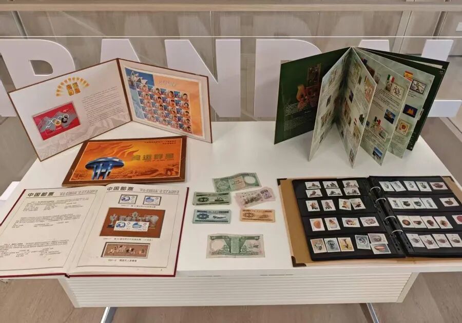 巫清在遗嘱中写明给基金会留作纪念的集邮册。 李大武 摄