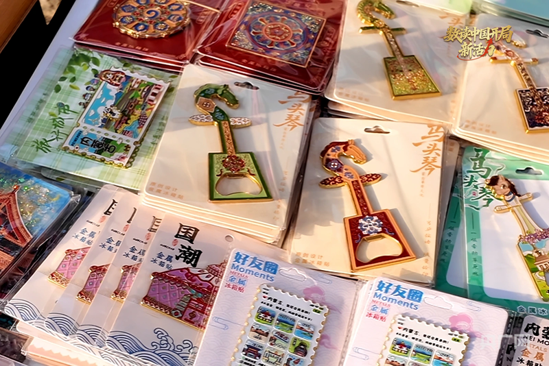 琳琅满目的文创产品（央广网记者 李春雪 摄）