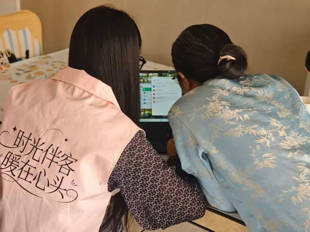 蒋弋喆团队的“共享儿女”正在教老人使用电脑 图据受访者