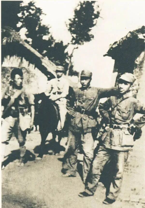 1940年，陈毅与粟裕在黄桥战役前行军途中。