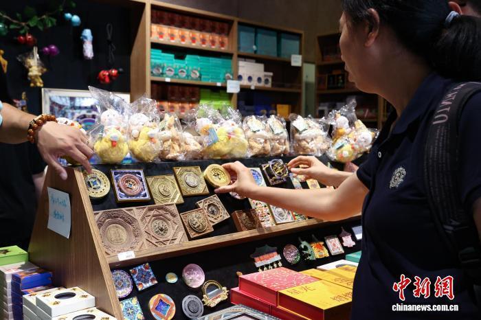 贵寓图:在北京古代建造博物馆(先农坛)文创店内,藻井雪柜贴眩惑旅客。中新社发 杨郁然 摄