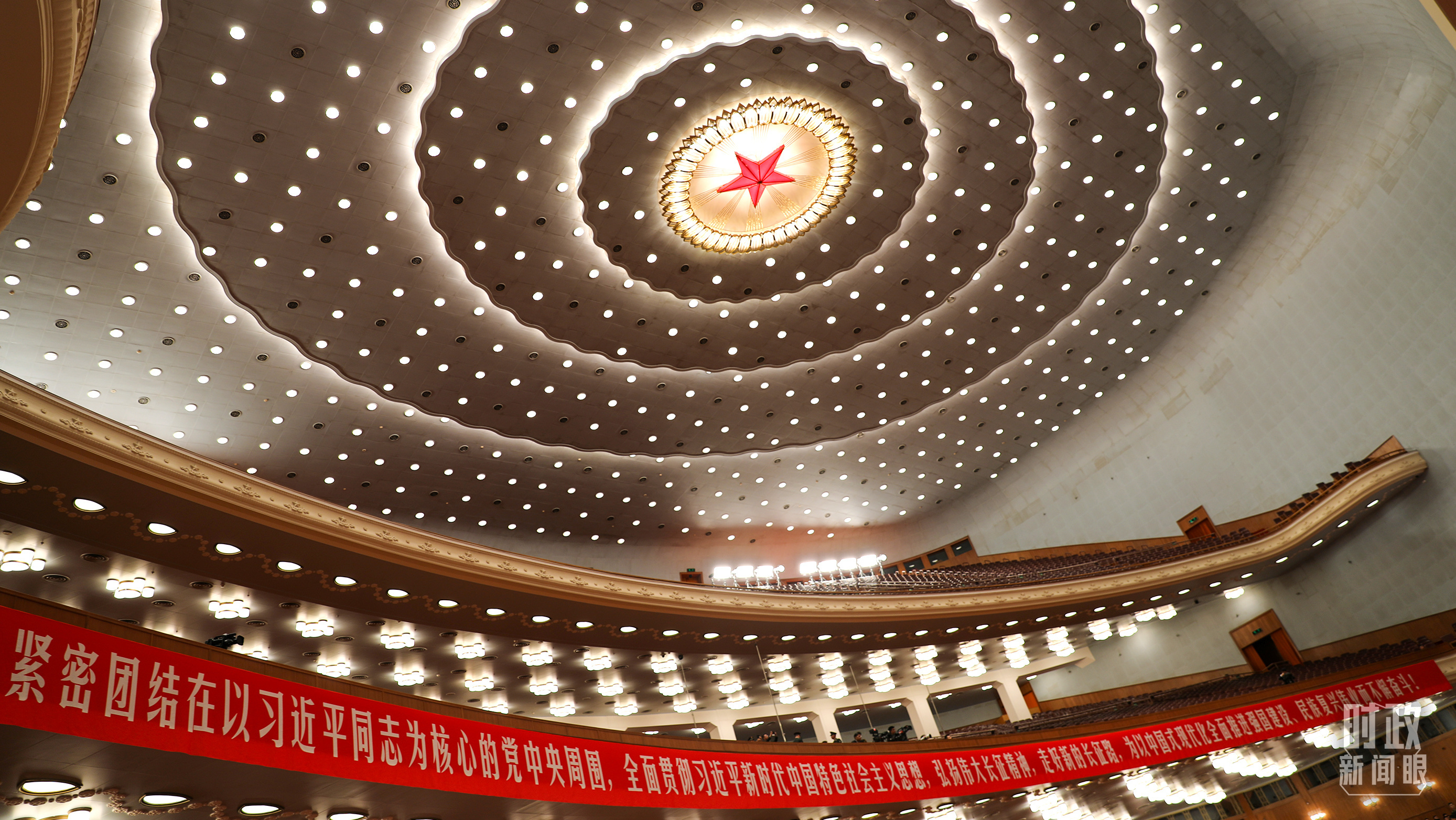 △纪念中国工农红军长征胜利90周年大会现场。（总台央广记者刘会民拍摄）