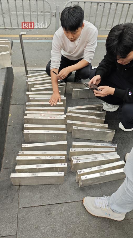 实探深圳水贝市场:银条溢价热销,有顾客花6万多元买银,商户称目前溢价普遍在每克3元以上