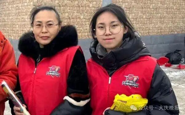 曹希玲和女儿一起去探望孤寡老人