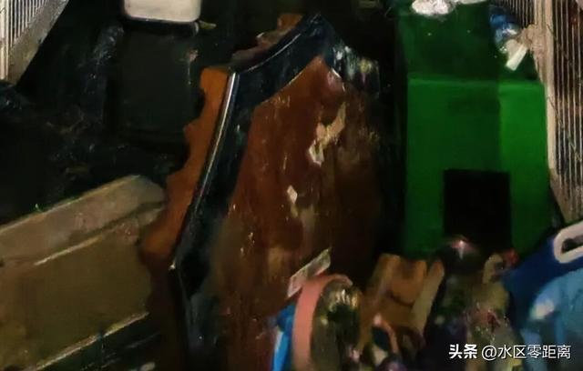 家中一片狼藉。