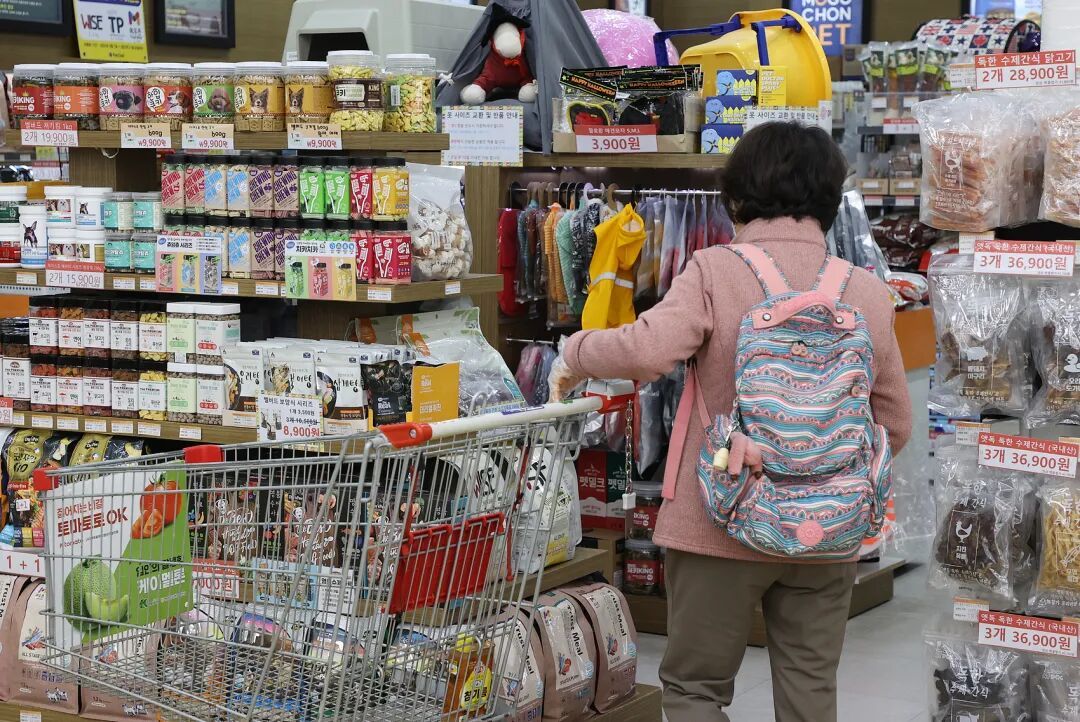 韩国超市里,琳琅满目的宠物用品。(图/视觉中国)