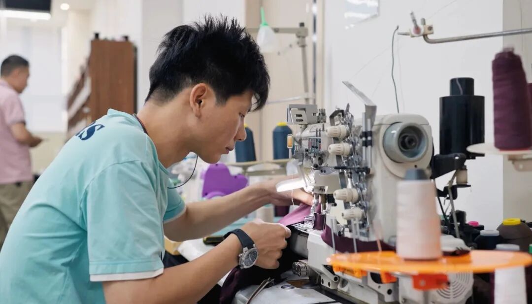 广州女装工厂的工人正在生产