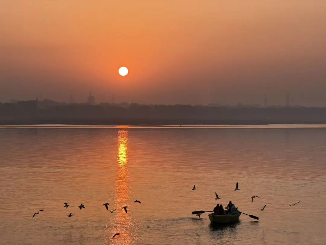 恒河上的日出。(图/姚璐 摄)