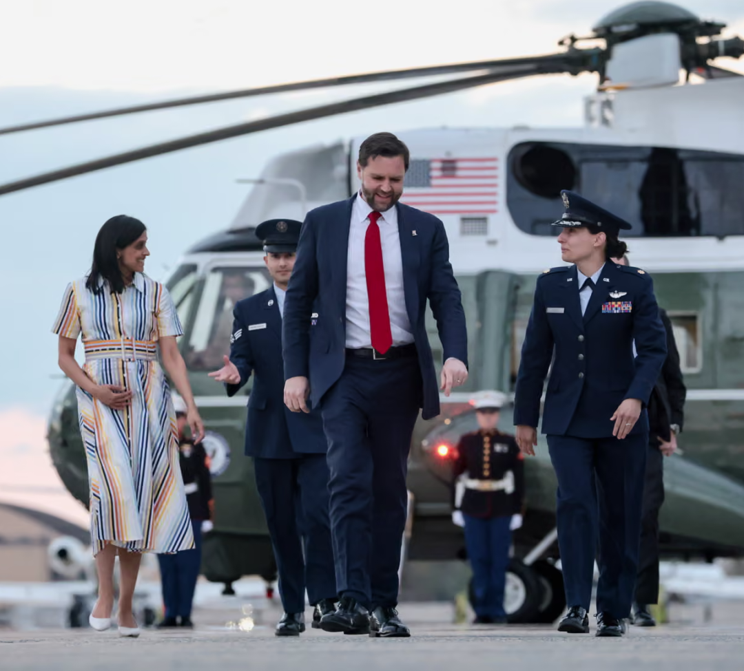 ·准备动身前往匈牙利的万斯(中)。(盖蒂图片社)