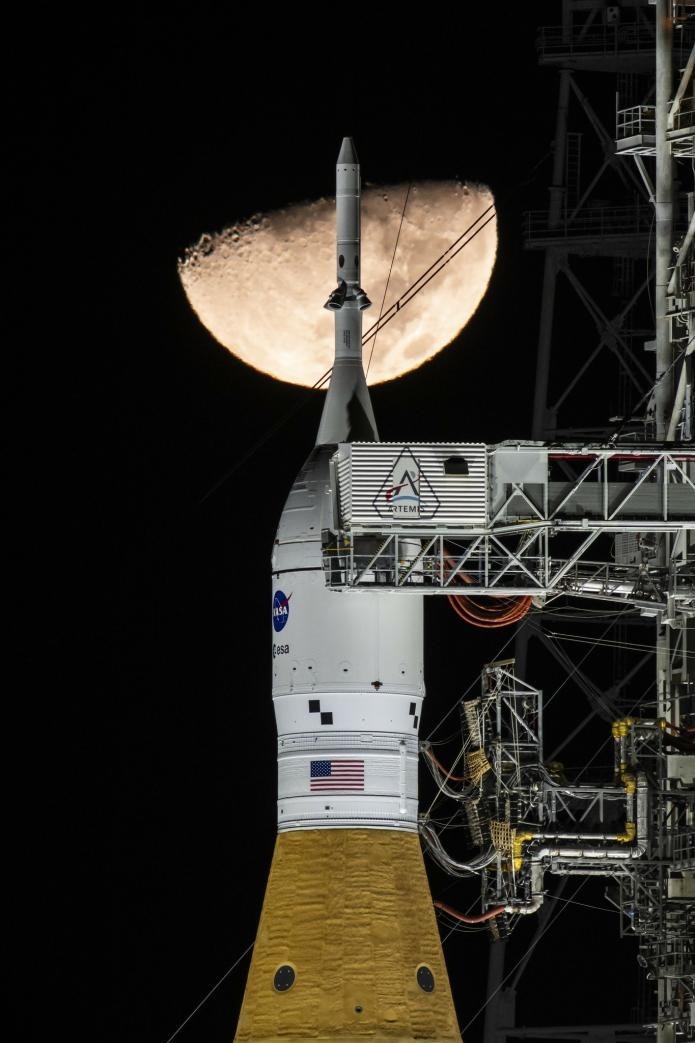 月光下的SLS大火箭,阴影重重,不断跳票,成为“鸽神”