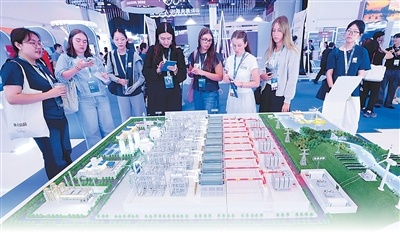 8月26日,观众在2026全球创业者峰会上观看50兆瓦碱性绿氢工厂模型。