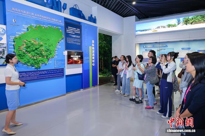图为海内外媒体人参观“海南全面深化改革开放和中国特色自由贸易港建设成果展”。　中新网记者 骆云飞 摄