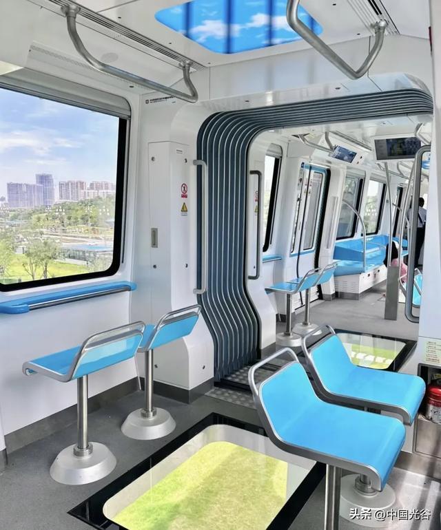 光谷空轨车厢内部
