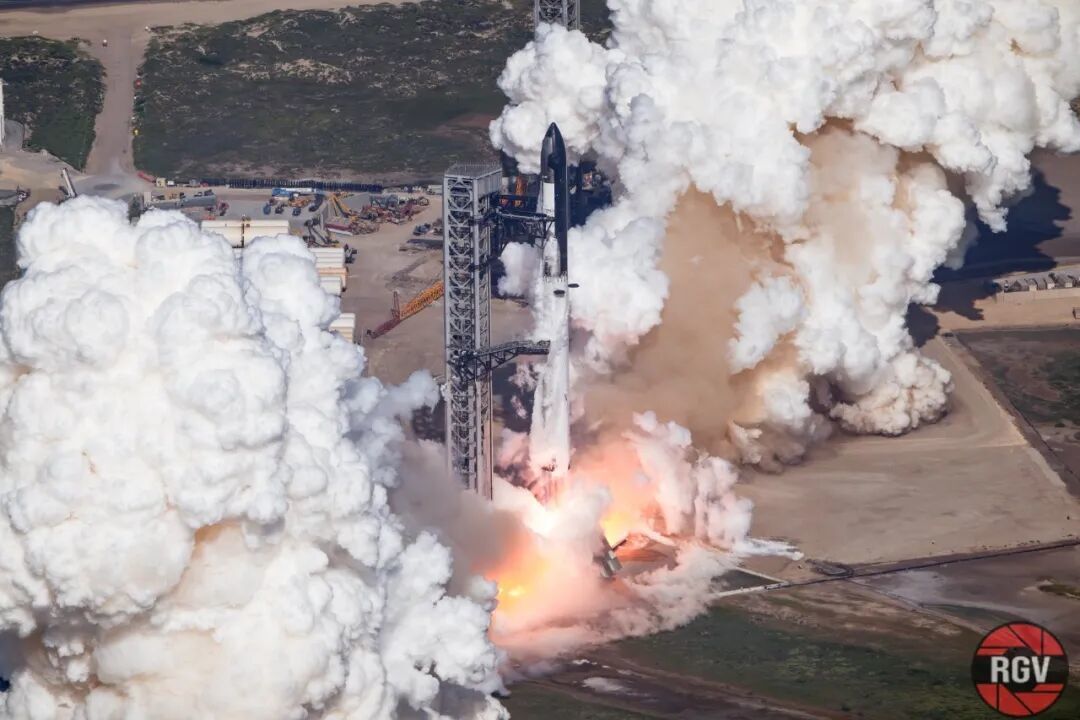 星舰第13次试飞,点火升空瞬间 | RGV航拍