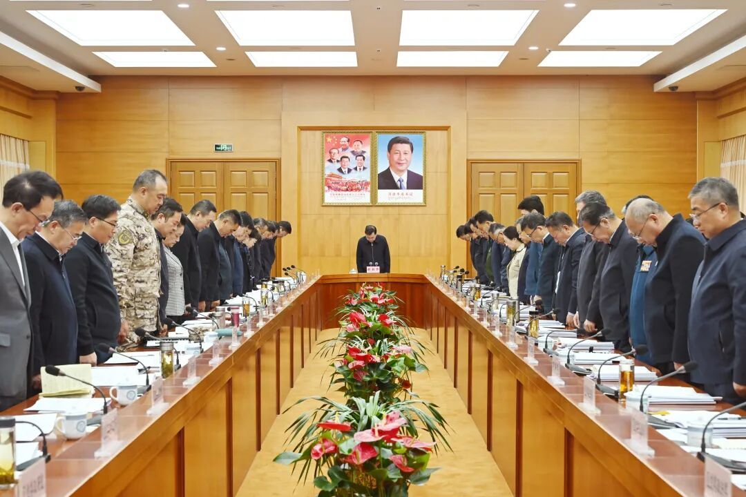 10月24日,自治区党委常委会召开会议,传达学习习近平总书记对那曲市巴青县7.0级地震所作的重要指示和李强、王沪宁、蔡奇等中央领导同志批示精神,进一步安排部署我区抗震救灾工作。自治区党委书记胡昌升主持会议。会议开始前,全体与会同志向那曲市巴青县7.0级地震遇难同胞默哀。记者 李洲 摄