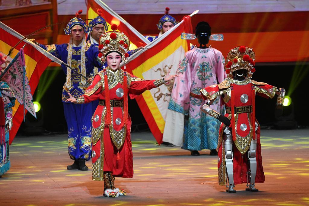 2月14日,机器人在2026山东省机器人春节晚会上和演员同台表演。新华社发(受访者供图)