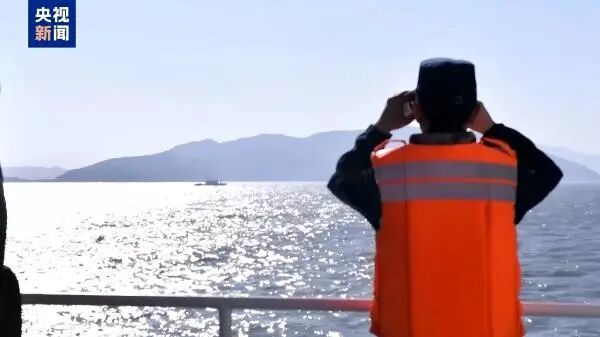 2025年12月29日,央视新闻发布视频《福建海警按一个中国原则依法管控台岛及其附属岛屿》。在马祖岛、乌丘屿附近海域,福建海警开展综合执法巡查,对来往不明身份可疑船只采取管控措施。 央视网