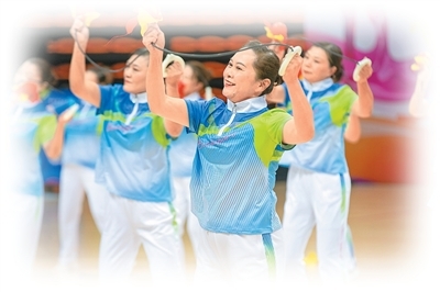 在江苏省海安市体育中心举行的老年人体育健身嘉年华活动上，老年人在展示健身球操。　　翟慧勇摄（人民图片）