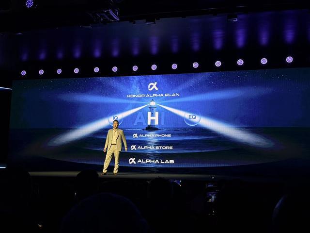 刚刚,荣耀人形机器人热舞亮相欧洲!全球第一个“机器人手机”真机首秀