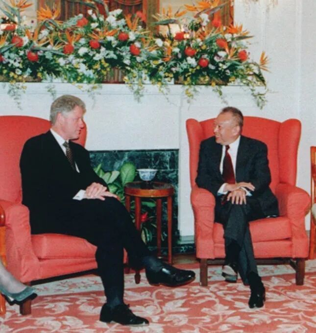 1998年7月2日，董建华会见访港的美国总统克林顿。