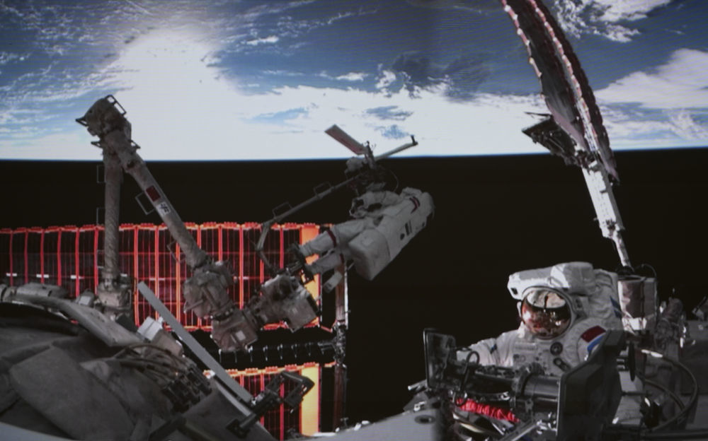 2025年12月9日，神舟二十一号乘组航天员张陆、武飞、张洪章密切协同，圆满完成第一次出舱活动。新华社记者 刘艺 摄