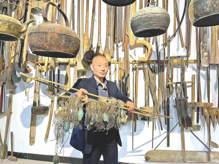 付华林展示国家明令禁用的捕鱼工具“滚钩”。
