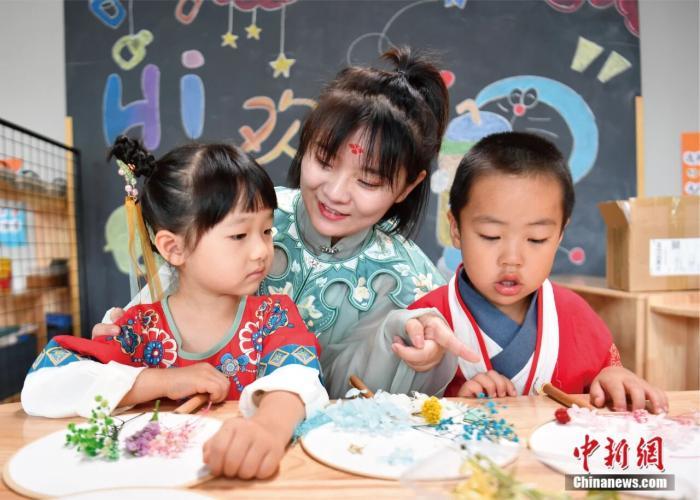 雄安“萌娃”过中秋。中新社记者 韩冰 摄