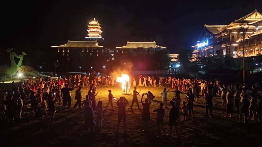 图为贺州园博园举办篝火活动。本报记者  刘梦霏 摄.jpg
