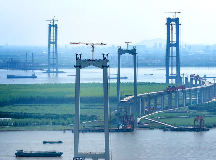 2026年4月24日在江苏省南通市拍摄的张靖皋长江大桥建设现场（无人机照片）。新华社发（许丛军摄）