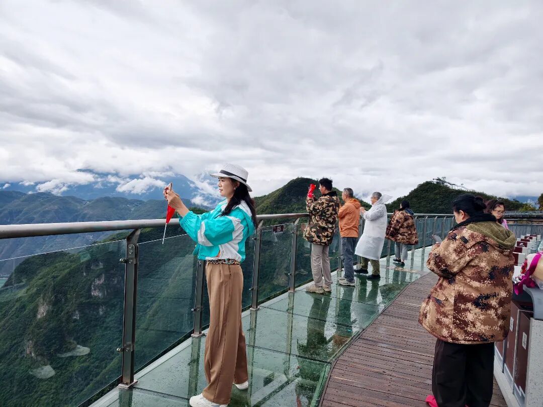 游客游览巫峡&middot;神女景区。鲁作炳 摄.jpg