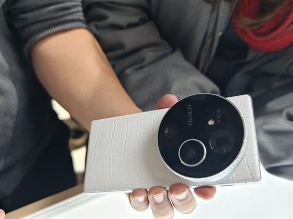 追觅首款旗舰手机亮相：造型奢华 黄金版价格超10万元