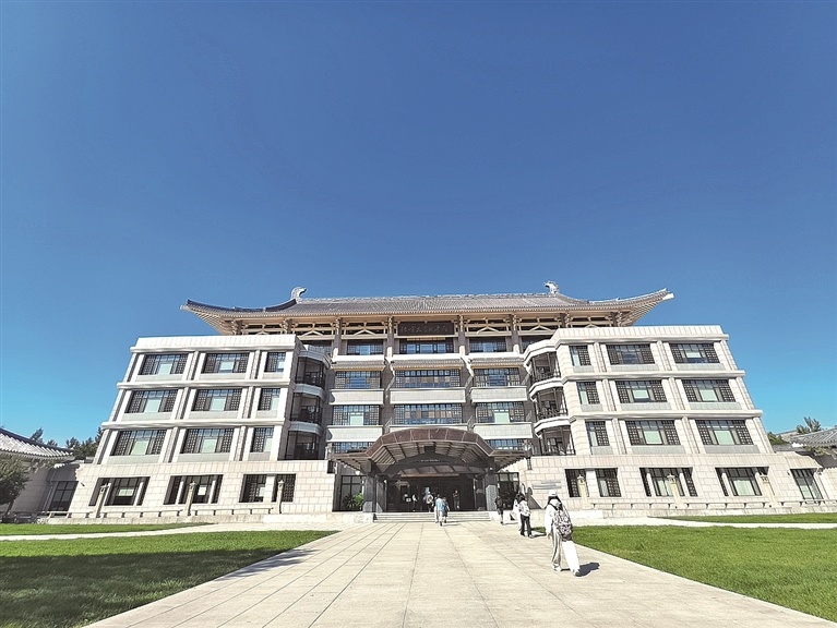 北京大学图书馆外景 本报记者 李娜摄/光明图片