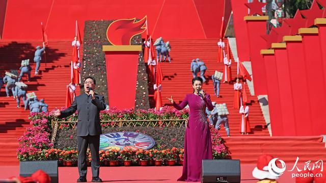 男中音歌唱家、一级演员孙砾(左)、女高音歌唱家王喆(右)演唱歌曲《长征有多长》。人民网记者 李昌乾摄