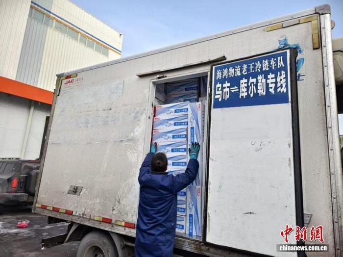 王志往冷链运输车上装货。李丽 摄