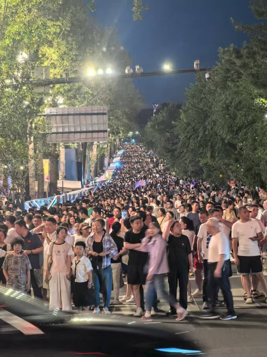 游客游览长春新民大街。新华社记者 赵丹丹 摄