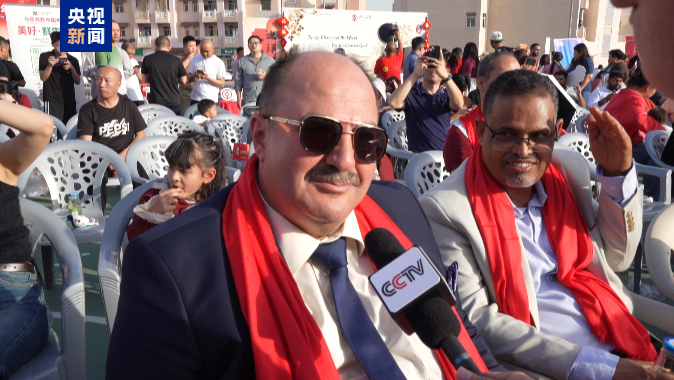 △现场观众纳赛尔·萨巴阿接受采访