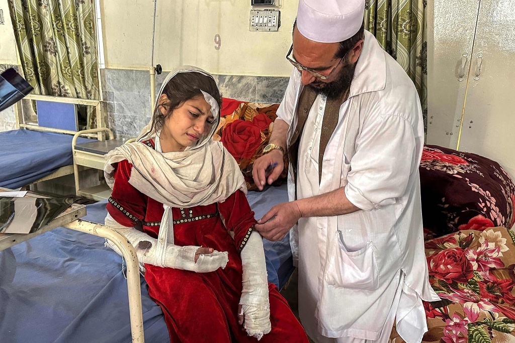 当地时间2026年2月27日,巴基斯坦开伯尔-普赫图赫瓦省巴焦尔,巴基斯坦受伤民众在医院接受治疗。此前一晚,巴基斯坦和阿富汗在边境激烈交火。视觉中国 图